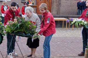 Explorers Scouting Ulft helpen bij kranslegging dodenherdenking 2013